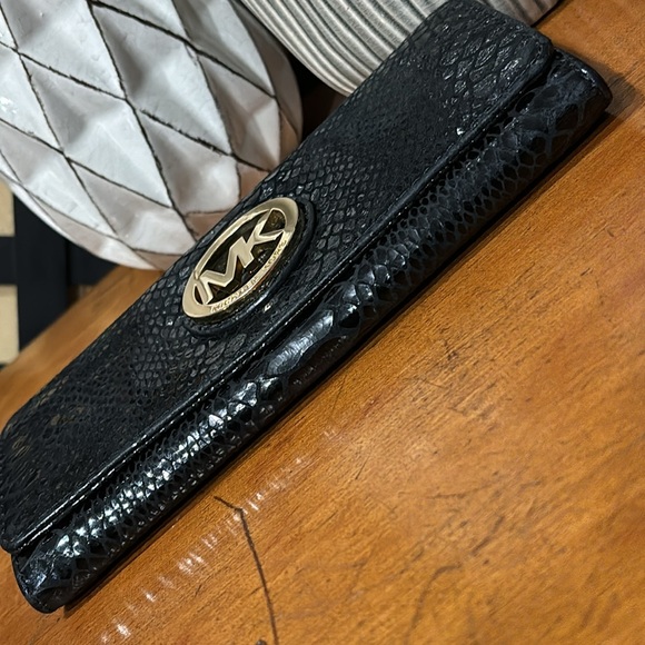 EUC Michael Kors Black Leather Snakeskin Pattern Fold Over Wallet - Picture 6 of 15